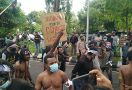Tuntut Kemerdekaan Papua, Massa AMP Diadang 2 Ormas Bali, Bentrok - JPNN.com