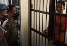Memakai Baju Tahanan, Bripda Randy Bagus Berdiri di Balik Jeruji, Lihat Ekspresinya - JPNN.com