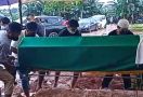 Hujan Iringi Pemakaman Idang Rasjidi, Sang Anak: Semoga Pertanda Baik - JPNN.com