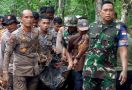 Brigjen TNI Ahmad Rizal Ikut Mengangkat Jenazah Suri dari Tumpukan Kayu - JPNN.com