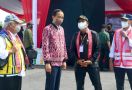 Lihat Tuh, Jaket Bomber Jokowi Keren Banget, Dipakai Buat Resmikan Bandara Tebelian - JPNN.com