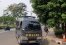 Hadir di PN Jaktim, Munarman Dikawal Polisi Bersenjata Laras Panjang - JPNN.com