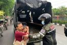 Sambil Menggendong Anak Kecil, Wanita di Surabaya Ini Meronta-ronta Saat Dibawa Petugas - JPNN.com