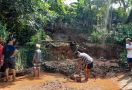 Tanggul Kali Angke 5 Jebol, Puluhan Rumah Warga di Pondok Petir Terendam Banjir - JPNN.com