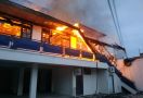 Kebakaran Melanda Gedung Universitas PGRI Ngagel Surabaya, Ada yang Terluka - JPNN.com