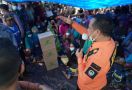 Korban Gempa di Kepulauan Selayar Terharu Dikunjungi Plt Gubernur Sulsel - JPNN.com