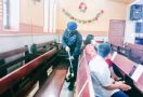 Tim Jibom Polda Sumut Sterilisasi Gereja Jelang Misa Natal - JPNN.com
