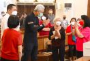 Umat Kristiani Bahagia Menyambut Ganjar Pranowo yang Datang Saat Misa Natal - JPNN.com
