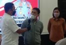 Pengemudi Mobil yang Hajar Remaja di Medan Ditangkap, Lihat Matanya Saat Menatap Kompol Firdaus - JPNN.com