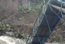 Derasnya Air Sungai Memutus 2 Jembatan, Seribu Kepala Keluarga Terisolasi - JPNN.com