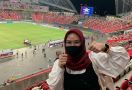 Iseng Nonton Indonesia vs Singapura di Stadion, Wanita Bandung Ini Ketiban Untung - JPNN.com