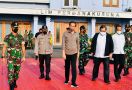 Lihat Gaya Pak Jokowi Hari Ini, Ada Mayjen TNI yang Menemani - JPNN.com