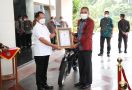 Bupati Kolaka Dapat Piagam dan Hadiah Sepeda Motor dari Pak Tito, Ini Prestasinya - JPNN.com