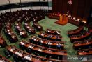 Baru Terjadi, Anggota Dewan Menghadap Lambang Negara China Saat Dilantik - JPNN.com