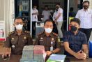 Penampakan Tumpukan Duit Dugaan Korupsi Dana Covid-19 di Depan Pak Jaksa - JPNN.com