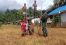 Hebat, Aksi Prajurit TNI Ini Bikin Anak-Anak Papua Tampak Gembira - JPNN.com