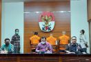 Ditetapkan KPK sebagai Tersangka Suap, Wali Kota Bekasi Rahmat Effendi Tertunduk Lesu - JPNN.com