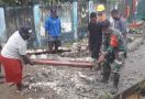 Prajurit TNI AD Membantu Evakuasi Korban Banjir dan Longsong di Jayapura Papua - JPNN.com