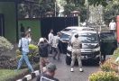 KPK Geledah Kantor Wali Kota Bekasi, Bawa Sesuatu, Begini Penampakannya - JPNN.com