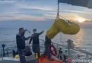 KRI Parang Menemukan Mayat Pria Misterius Mengapung di Tengah Laut, Lihat Proses Evakuasinya - JPNN.com