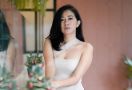 Berbaju Seksi, Tante Atien Sampaikan Sebuah Gombalan - JPNN.com
