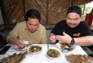 Intip Keseruan Erick Thohir Makan Sayur Asem dan Pecak Gurame - JPNN.com