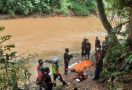 Heboh, Sesosok Mayat Pria Mengapung di Sungai Ciliwung, Mungkin Anda Kenal? - JPNN.com