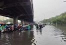 Jalan Jenderal Ahmad Yani Jaktim Tergenang Banjir, Macet Total, Lihat nih - JPNN.com