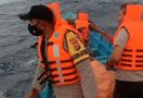 Longboat Bermuatan 15 Penumpang Tenggelam Dihantam Ombak Besar - JPNN.com