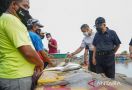 Datang Mengenakan Topi, Wapres Memborong Ikan di Pulau Cangkir - JPNN.com