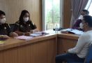 Pengemudi Mobil yang Hajar Remaja di Medan Diserahkan ke Jaksa, Lihat Tatapan Matanya - JPNN.com