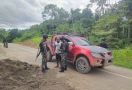Satgas Pamtas RI-PNG Mencegah Kegiatan Ilegal, Lihat Mobil Merah - JPNN.com