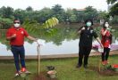 Ikut Tanam Pohon di Danau Kampung Bintaro, Hasto Singgung Prinsip Politk PDIP - JPNN.com