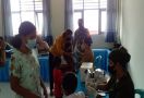Babinsa Koramil 1601-05/Kota Waingapu Dampingi Pelaksanaan Vaksinasi Anak - JPNN.com