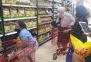 Minyak Goreng Terlihat di Lotte Mart, Mak-Mak Langsung Bergerak, Gesit Banget - JPNN.com