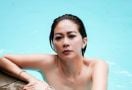 Tante Atien Berbikini Seksi di Kolam Renang, Netizen Khawatir - JPNN.com