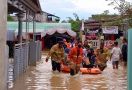 Alamak, Banjir Menerjang Saat Resepsi Pernikahan, Pengantin Baru Dievakuasi Tim SAR - JPNN.com