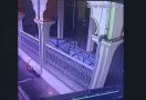 Kayu Jati Pembatas Saf Salat Bergerak Sendiri di Siang Hari, Terekam CCTV - JPNN.com
