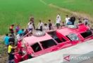 Minibus Pengangkut Rombongan Pelajar Terperosok ke Sawah, 1 Orang Meninggal Dunia - JPNN.com