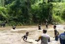 Puluhan Orang Terjebak Banjir di Tempat Wisata, Bhabinkamtibmas Bereaksi, Lihat - JPNN.com