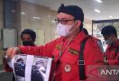 Sandy Tumiwa Bawa Bukti Ini Saat Melaporkan Ustaz Khalid Basalamah ke Bareskrim Polri - JPNN.com