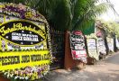 Karangan Bunga Memenuhi Rumah Dorce Gamalama, Lihat Siapa yang Mengirim - JPNN.com