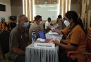 Pelaku Pariwisata di Kupang Menjalani Vaksinasi Covid-19 - JPNN.com