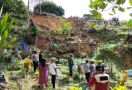 Ratusan Makam di Samarinda Porak-poranda Akibat Tanah Longsor - JPNN.com