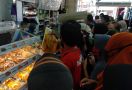 Warga Serbu Minyak Goreng di Indomaret, Banyak yang Kecewa - JPNN.com