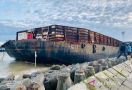 Dihantam Badai, Kapal Tongkang Terdampar di Lokasi Wisata, Bagaimana Nasib ABK? - JPNN.com
