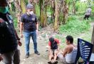 Desa Pisang Pala Digerebek, 5 Pria Ini Tak Berkutik Saat Dikepung Polisi, Lihat Tuh - JPNN.com