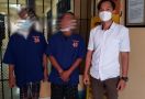 Kelakuan 2 Pria Sontoloyo ini Memang Keterlaluan, Sudah Dibawa ke Mapolda - JPNN.com