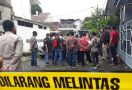Rekonstruksi Pembunuhan Sadis Dipicu Bisikan Gaib, Pelaku di Mobil Polisi - JPNN.com
