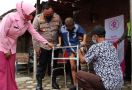 AKBP Budi Beri Bantuan Kaki Palsu untuk Bocah Penderita Kanker Tulang - JPNN.com